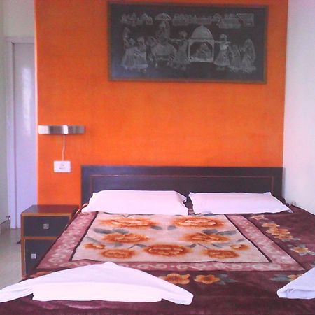 Leela Guest House Varanasi Bagian luar foto